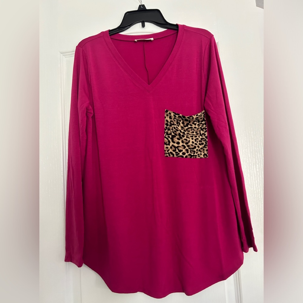 Zenana V-Neck Leo Pocket Top Magenta NWOT Size Large LS